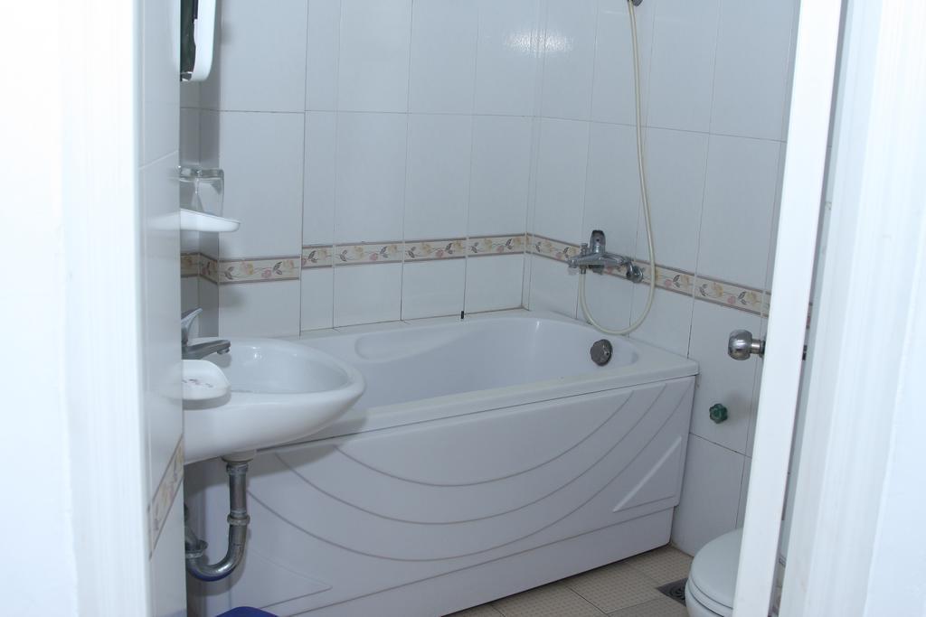 Hoang Cuong Hotel Hanoi Exterior photo